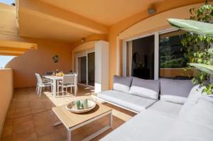 ein Wohnzimmer mit Sofa und Tisch in der Unterkunft Luxury 2 bedroom apartment, close to the sea and the golf course, Aloha Hills Club Property in Marbella