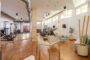 ein Fitnessstudio mit Laufbändern und Geräten in einem Raum in der Unterkunft Luxury 2 bedroom apartment, close to the sea and the golf course, Aloha Hills Club Property in Marbella
