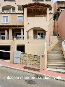 un edificio con escaleras delante en Appartamenti Shardana en Villasimius