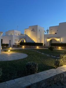 - Vistas al edificio por la noche en Mare Monte Studios Naxos en Plaka