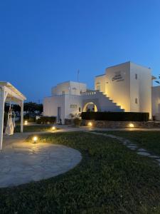 プラカにあるMare Monte Studios Naxosの白い大きな建物