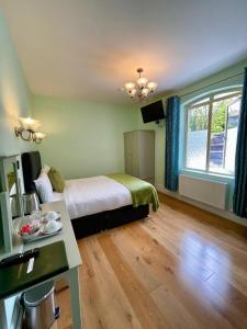 Кровать или кровати в номере Shandon Bells Guest House