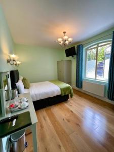 Uma cama ou camas num quarto em Shandon Bells Guest House