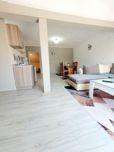 un soggiorno con letto e tavolo di Eftimija Apartments a Gevgelija