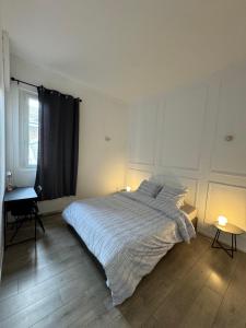 ein Schlafzimmer mit Bett, Schreibtisch und Fenster in der Unterkunft Appartement centre-ville Limoges in Limoges