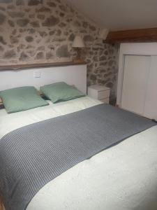 Tempat tidur dalam kamar di Maison d'une chambre avec wifi a Saint Romain