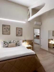 ein Schlafzimmer mit einem großen Bett und ein Wohnzimmer in der Unterkunft Simona Apartments in Portocannone