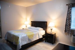 Postel nebo postele na pokoji v ubytování Premium Inn and Suites