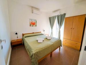 A bed or beds in a room at Case Vacanze Pietragrande