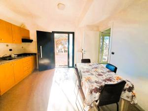 A kitchen or kitchenette at Case Vacanze Pietragrande