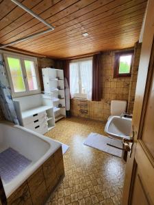 un bagno con vasca e lavandino di Alpenperle a Isenthal