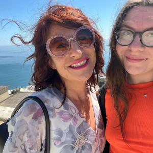 twee vrouwen die naast elkaar staan en een bril dragen bij Green Quiet Affittacamere in Pignone