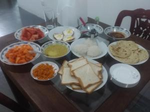 una tabella ricoperta di ciotole di diversi tipi di alimenti di Leaf Dew Resort a Anuradhapura