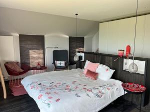 En eller flere senge i et værelse på Le lodge Cotentin - Maison de charme vue mer