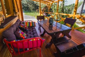 Posedenie v ubytovaní Smerekowiec domek w lesie z jacuzzi- Beskid Niski