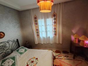 - une chambre avec un lit et une fenêtre dans l'établissement Maison Zaitouna, à Marrakech