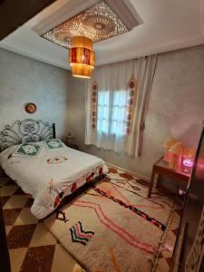 - une chambre avec un lit et un tapis dans l'établissement Maison Zaitouna, à Marrakech
