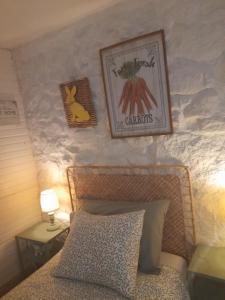 ein Schlafzimmer mit einem Bett und zwei Bildern an der Wand in der Unterkunft Quinta da Maínha - Charming Houses in Braga