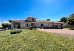 ein Haus mit einem großen Garten davor in der Unterkunft Villa avec piscine in Landorthe