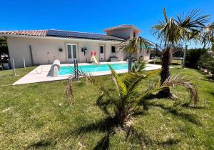 ein Haus mit einem Swimmingpool im Hof in der Unterkunft Villa avec piscine in Landorthe