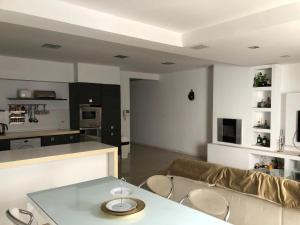 Kuchyň nebo kuchyňský kout v ubytování Sol's Sliema Homestay
