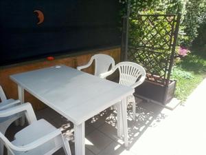 un tavolo bianco e sedie su un patio di La Chiocciola a La Spezia