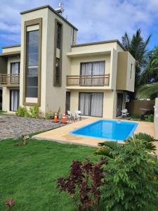 Grande Rivière Sud EstThe Starlight的一栋前面有游泳池的房子