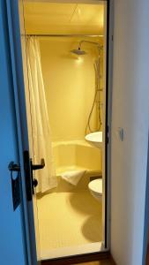 La salle de bains est pourvue d'une douche, d'un lavabo et de toilettes. dans l'établissement Gasthof Zur Post - Inning, à Inning am Ammersee