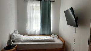 - une chambre avec un lit, une télévision et une fenêtre dans l'établissement Gasthof Zur Post - Inning, à Inning am Ammersee