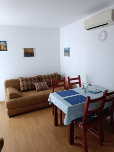 sala de estar con mesa y sofá en Apartments Blue House, en Korčula
