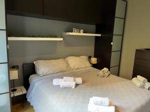 une chambre avec un lit avec des serviettes dessus dans l'établissement Casa GioIre - Como, à Côme