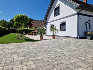 A garden outside AllOne apartman