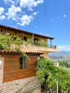 a house with a balcony on top of it at Villa Anna in Sarandë