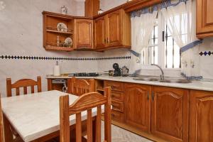 Η κουζίνα ή μικρή κουζίνα στο CASA EL PRADO con Piscina y Aparcamiento
