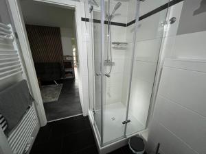 uma cabina de duche ao nível do chão numa casa de banho com em Ferienwohnung vor den Toren Berlins em Heidesee
