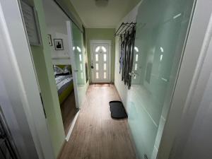a hallway with a door and a bed in a room at Ferienwohnung vor den Toren Berlins in Heidesee