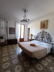 - une chambre avec un grand lit et un lustre dans l'établissement Casa vancanza Sciamandola, à Levanto