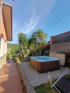 - une piscine dans l'arrière-cour d'une maison dans l'établissement Casa vancanza Sciamandola, à Levanto