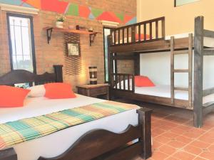 Двухъярусная кровать или двухъярусные кровати в номере Mamatina Hotel