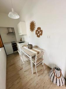 cocina con mesa y sillas en una habitación en La Contra, en Porto Ottiolu