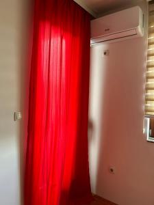 una cortina roja en la esquina de una habitación en StanNaDan55, en Lukavica