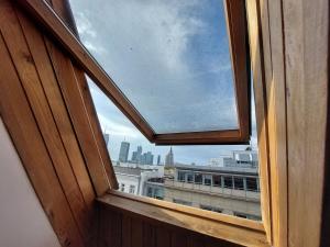 une fenêtre ouverte avec vue sur la ville dans l'établissement Centrum Lwowska, à Varsovie 38 autres photos