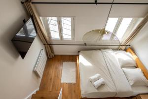 Tempat tidur dalam kamar di Geranimus 36B : Hearth of Paris