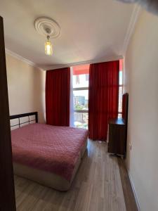 Ένα ή περισσότερα κρεβάτια σε δωμάτιο στο от Зуры