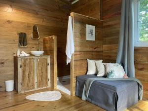 A bed or beds in a room at Monkey Tiny House - Private swimming pool