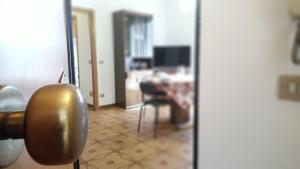a room with a door knob and a living room at Casa Luciano Bellaria Centro in Bellaria-Igea Marina