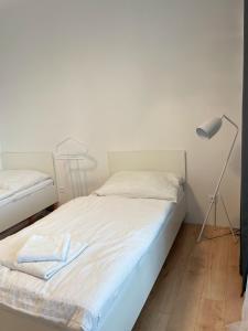 ein Schlafzimmer mit einem Bett mit zwei Lampen in der Unterkunft Klimatizovaný Apartmánový dom, s vírivkou, 1B in Senec