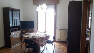 a kitchen with a table with chairs and a window at Casa Luciano Bellaria Centro in Bellaria-Igea Marina
