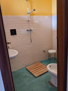 A bathroom at Hotel Bellevue Még 37 kép