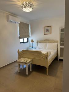 Giường trong phòng chung tại Lovely 3 bed - Apartment -Sliema